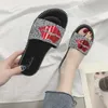 2020 Novas mulheres chinelas de verão Red Lips Rhinestone Moda Sapatos femininos usam tendência casual de tendências casuais sandálias ao ar livre1418050
