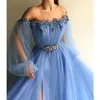Elegante Sky Blue Prom Dresses A Line Pearls Beaded 2021 Sexy Off Shoulder Dichter Lange Mouw Avondjurken Hoge Slit Formele Feestjurk