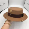 Black Cap Kobiet British Wool Hat Fashion Party Flat Top Hat Chain Pasp i Fedoras Fedoras for Woman na strzelaninę w stylu ulicznym