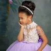 Lila High-Low-Mädchen-Festzug-Kleider, Stehkragen, Perlenstickerei, 3D-Blumen-Schicht-Tüllrock, Kindergeburtstags-Partykleid 2020