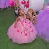 Ragazza abiti rosa abito di sfera in rilievo del fiore per puro Wedding Bateau Collo 3D appliquéd Pageant abiti di Tulle vestito della prima comunione