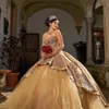 Gold Ball Gown Quinceanera Dress Lace Applique Pärled Sweet 16 Dress Vestido de 15 Anos Off The Shoulder Pageant Party Gowns306u