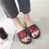 2020 Novas mulheres chinelas de verão Red Lips Rhinestone Moda Sapatos femininos usam tendência casual de tendências casuais sandálias ao ar livre1418050