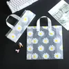 50pc / partij Little Daisy Plastic Gift Tassen Dikke Draagbare Opslag Winkelen Tassen Kleding Winkel Tassen Bruiloft Supplies