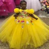 黄色いボールガウンの花の女の子のドレス3 dの花のアップリケのビーズのふくらんでいるふくらんでいるキャップスリーブ女の子Pageant Gowns Kids Party Celerity Dress