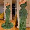 Zielony Glitter Syrenki Suknie Wieczorowe Cekiny One Shoulder Sweep Pociąg Drapowane Pleaty Formalne Party Suknie Prom Dress Evening Wear Robe