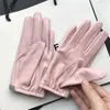 Kurze Damen-Schaffellhandschuhe aus echtem Leder. Rosafarbener Motorradhandschuh im Schleifendesign