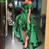 Yeşil kapalı omuz yüksek düşük balo elbiseleri seksi saten pileli katmanlı fırfırlar Arapça robe de mariage askısız resmi akşam partisi d342f