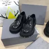 Trattore 20MM Lace-up di combattimento Boot Donne Stivaletti in pelle di vitello liscio nero 65MM Low-cut scarpe Chunky gomma inferiore Scarpe in pelle cerniera laterale