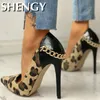 Moda Leopardo Punta a punta Catena di metallo Tacchi sottili Pelle di serpente Scarpe da donna sexy da festa Scarpe da donna di design Roma Scarpe eleganti femminili