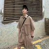 夏の男性のビブボーイフレンドジャンプスーツスタイルシンガー衣装カーキ貨物パンツファッションビブオーバーオール