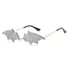 Gothic Style Special Design Bat Wings Sunglasses Cool Vampire Mode Eyewear Kleurlenzen RICHTLOCHT EN METALEN