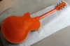 Фабрика пользовательских полых оранжевых электрических гитаре с золотыми твердыми жесткими изделиями, система Tremolo, черный пикер, может быть настроена
