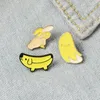 Dessin animé banane pistolet chien broches jaune émail épinglettes vêtements sac Punk bijoux cadeau pour un ami