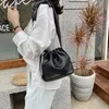 Draga 2020 Nya Kvinnor Väskor Casual Wild Bucket Sling Bags Drawstring Fashion PU Läder Kvinnor Shoulder Messenger Bag Handväskor