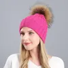 Bonnet Skull Caps FS Hiver Chaud Chapeaux Tricotés Pour Femmes Avec Véritable Fourrure De Raton Laveur Pompon Vert Blanc Slouchy Cap Skullies Bonnets Gorr2627