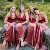 Gorgeous Velvet Long Bridesmaid Dresses 2021 V Neck Landsbygd Beach Main of Honor Wedding Guest Party Dress Robe de Soiree