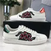 Bästa kvalitet Män Dam Sneaker Fritidsskor Chaussures Low Top Läder Sneakers Ace Bee Stripes Sko Broderi Snake Sports Trainers Scarpe