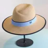 Nueva llegada de verano Moda M Carta Sombrero de paja para mujeres Grande M Panamá de paja Fedora Viajes para mujeres Beach Sol Hats265q