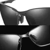 2020 Hochwertige Retro-Rechteck-polarisierte Sonnenbrille Männer Brand Design Gunmetal Metall-Sonnenbrille zum Anfahren von Anti-Blend-UV4001