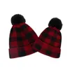 Ensemble de 2 pièces pour mère et bébé, chapeaux tricotés d'hiver, grille rouge et noire, chapeau Parent-enfant, boule de fourrure noire sur le dessus, chapeaux XMS pour garder au chaud