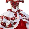 Vibrant Off Ramię Haftowane 3D Rose Kwiaty Quinceanera Dress Mexican Charro Medaliony Biała i czerwona Suknia balowa z bowknot