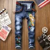 2020 Populära nya broderade tigerblomma jeans kausal smala raka tiggare byxor kinesisk stil blixtlås flyer mönster byxor243y