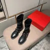 2020 Fashion Top Boots Design Kvinnor Ankelstövlar Lågklackat Äkta läder med nitar Reflekterande tryckskor