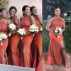 Billiga nya sexiga afrikanska sjöjungfrubrudtärnaklänningar Orange Halter Side Split Plus Size Bröllop Gästklänning Draperad Trädgård Maid of Honor klänningar