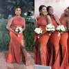 Billiga Nya Sexiga African Mermaid Bridesmaid Dresses Orange Halter Side Split Plus Size Bröllop Gästklänning Draped Garden Maid of Honor Gowns