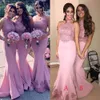 Billiga arabiska afrikanska rosa sjöjungfru brudtärna klänningar halter spetsar applikationer kristallpärlor ärmlösa bröllop gästklänningar piga av hedersklänning klänning