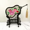 Articles de cadeau d'anniversaire de mariage pour la décoration de bureau à domicile ornements accessoires de table artisanat motifs de broderie en soie chinoise cadre wengé