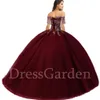 Oszałamiający Scalloped Tulle Collar Gmimmering wirujący haft z srebrnym frezowaniem Burgundia Quinceanera Dress Girls 15th Urodzinowa suknia