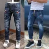 Cool Guy Biker Dżinsy Bleach w trudnej sytuacji farba Ptak Patch Accent Zamieszkany Slim Fit Kowboy Spodni Mężczyźni