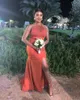 Billiga nya sexiga afrikanska sjöjungfrubrudtärnaklänningar Orange Halter Side Split Plus Size Bröllop Gästklänning Draperad Trädgård Maid of Honor klänningar