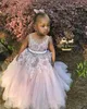 Lace Beaded Sheer Neck Flower Girl Dresses Handgjorda Blommor Liten Tjej Pageant Klänningar Bröllopsklänningar Billiga Communion Gowns L19