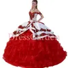 鮮やかなオフショルダー刺繍3DローズフラワーズQuinceanera Dress Mexican Charro Medallions White and Red Quince XV Ball Gown Wit303x