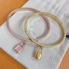 Pulsera con mejores ventas Pulsera de acero de titanio de alta calidad Pulsera con dijes en forma de moda Suministro de joyería superior al por mayor