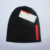 패션 럭셔리 니트 모자 여성 디자이너 가을 겨울 따뜻한 모자 P 캐주얼 남자 꽉 고급 양모 귀 보호 거리를 가볍게 두드려 야외 모자