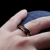 女性用のビンテージステンレススチールカップルリング模倣ウッドリングの幅8mm女性のためのシンプルな自由ho放な結婚指輪3912553