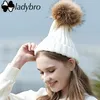 Ladybro Kış Sıcak Şapkalar Kadın Gerçek Kürk Püskürtülük Beanies Örme Kadife Şapkalı Kar Şapkaları Kalın Kadın Kap Bonnet Femme6868065