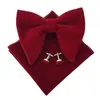 12x10.5CM Grand Bow Tie Set Banquet Velveteen britannique Hommes de couleur unie de poche serviette surdimensionné Boutons de manchette Bowtie Ensembles trois pièces