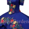 Prachtige Royal Blue Off Shoulder Quinceanera Jurk Charra Multi-Colors Bloemen Applicaties Korte Mouwen Overlay Charro met Sparkle Tulle