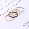 Kvinnor ringer Fashion Personality Gold Ring 2mm krökta inre och yttre sfäriska slät rostfritt stål Allmatch Thin Ring4081673