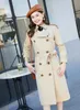 NY ANKOMST! Kvinnor Fashion England Plus Long Trench Coat / Branddesigner Dubbelbröst Utskrift på bakre Trench Kvinnor B9007F410 Storlek S-XXL