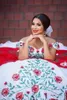 Mexiko Traditionell broderi Quinceanera Prom Klänningar 2022 Röd och Vit Bollklänning Crystal Off Shoulder Sweet 16 Dress 15 År Prom Party Wear Masquerade Vestidos
