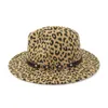 남성 여성 레오파드 프린트 재즈 벨트 버클 파나마 트릴 캡 파티 정장 모자와 모자 평면 모자 챙을 페도라 모자를 느꼈다