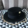 Gorra negra para mujer, sombrero de lana británico, fiesta de moda, sombrero de copa plano, correa de cadena y sombreros de ala para mujer para un rodaje de estilo callejero2200448