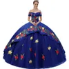 Prachtige Royal Blue Off Shoulder Quinceanera Jurk Charra Multi-Colors Bloemen Applicaties Korte Mouwen Overlay Charro met Sparkle Tulle