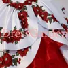 Lebhaftes, schulterfreies, besticktes Quinceanera-Kleid mit 3D-Rosenblüten, mexikanisches Charro-Medaillon, weißes und rotes Quince-XV-Ballkleid mit Schleife